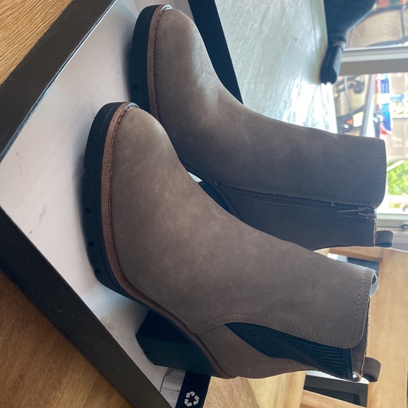 Naturalizer Madalynn Gore Water-Repellant Ankle Bootie - Picture 4 of 5